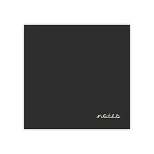 Può includere: Un quaderno nero con la parola "notes" scritta in bianco sulla copertina.