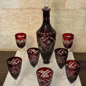 Zestaw karafek do wina w stylu vintage boho rubinowo-czerwonym, szlifowany do przezroczystego kryształu, 6 kieliszków na nóżce, szkło ręcznie szlifowane Starburst Diamond, eleganckie akcesoria barowe