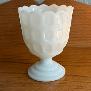 Jarrón vintage de vidrio opalino E.O. Brody – Borde festoneado con patrón de huella dactilar M4200 – Cristalería de mediados de siglo de Cleveland, Ohio – Maceta blanca retro