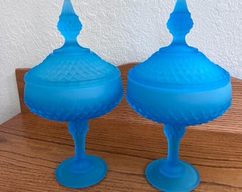 Dulcera vintage de Indiana Glass Diamond Point azul satinado - Compota con pedestal y tapa de 29 cm (11,5") - Cristal esmerilado exclusivo de Tiara - ENVÍO GRATIS