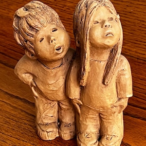 Escultura de arcilla vintage de Lee Bortin "Observando las estrellas" - Figura firmada de estilo moderno de mediados de siglo - Niño y niña mirando hacia arriba - Decoración bohemia para habitación infantil de los años 70