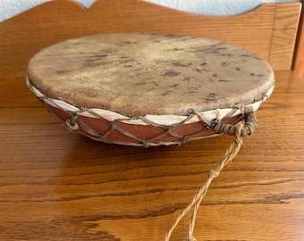 ヴィンテージ 12インチ ナガラ ケトルドラム - 本物のインドのテラコッタと生皮の打楽器 - 手作りの部族民芸品 - ボヘミアン風の存在感のある大型インテリア