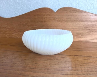 Dulcera vintage de vidrio opalino Anchor Hocking con diseño en espiral - Bol Old Cafe Bulb de 6.5" - Maceta de vidrio blanco acanalado de mediados de siglo - Estilo Art Déco de la década de 1950