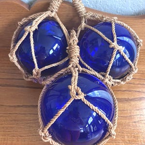 Puede incluir: Un letrero de madera rústica con la frase "Welcome to our home" en letras blancas. El letrero presenta un acabado envejecido y un diseño sencillo y acogedor, perfecto para la entrada.