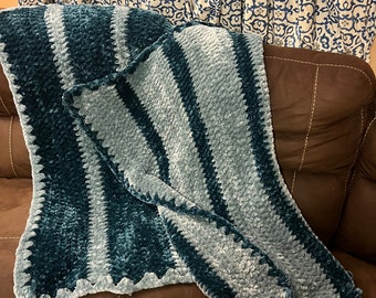 Velvety Green Chunky Blanket