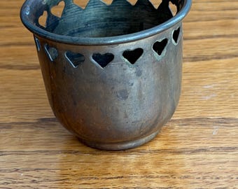 Portavelas pequeño vintage de latón perforado con forma de corazón - 6,35 cm - Latón macizo con pátina natural - Decoración estilo boho cottagecore