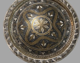 Vintage 12 "Hand gehämmertes marokkanisches Messingtablett - Silber & Gold gemischtes Metall Wandschild - Hand getriebenes Kleeblatt Handwerker Dekor - Global Boho Art