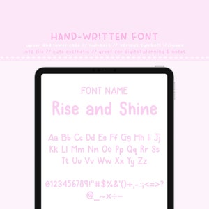 Può includere: Uno schermo digitale che mostra un font rosa chiamato "Rise and Shine". Il font include lettere maiuscole e minuscole, numeri e simboli. Il testo "HAND-WRITTEN FONT" appare nella parte superiore dello schermo.