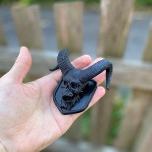 Skull with Horns V2 Emblem Passend für 1996-02 2nd Gen Ram Grill - 1500, 2500, 3500 Black Accessory