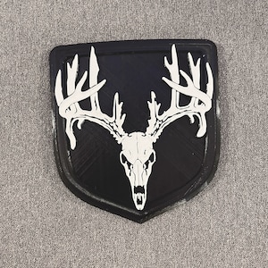Emblème V1 avec crâne de cerf de Virginie et cornes Pour plus de 9 ans, insigne de hayon pour pick-up RAM de 4e génération -1500, 2500, 3500 personnalisé pour les chasseurs de bélier !