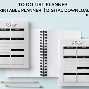 Puede incluir: Un planificador de lista de tareas imprimible con un diseño en blanco y negro. El planificador tiene secciones para el plan del día, prioridades, actividades, tareas, recordatorios, notas y objetivos. El planificador es una descarga digital.