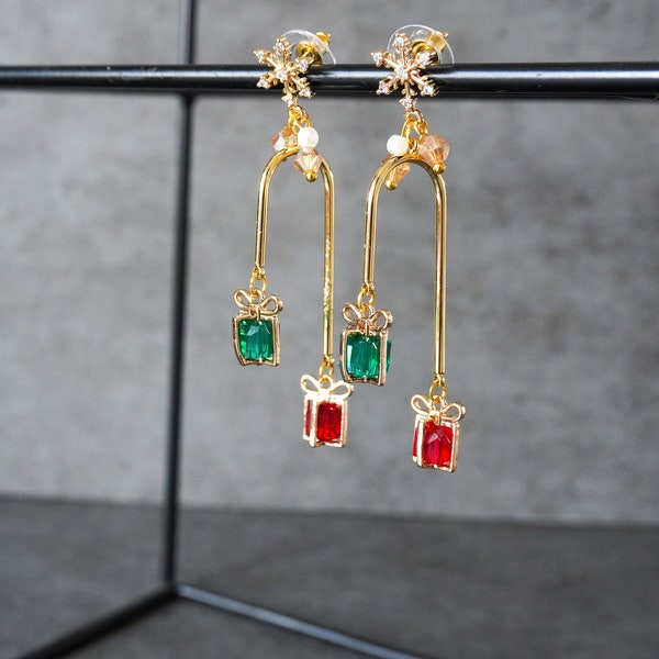 Boucles d’oreilles boîte cadeau de Noël, boucles d’oreilles cadeaux de Noël délicates, boucles d’oreilles de vacances festives en cristal, bijoux de Noël, cadeau secret du Père Noël