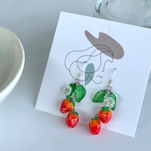 Pendientes de fresa, Pendientes de comida de frutas, Pendientes lindos Kawaii, Pendientes Cottagecore, Regalo para amantes de las plantas jardineras imagen 4