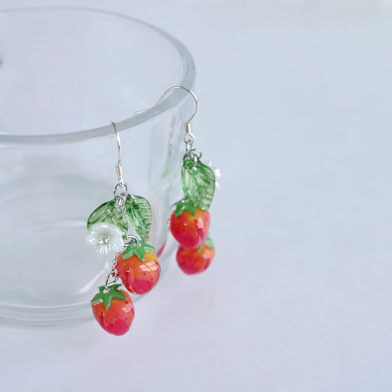 Pendientes de fresa, Pendientes de comida de frutas, Pendientes lindos Kawaii, Pendientes Cottagecore, Regalo para amantes de las plantas jardineras imagen 2