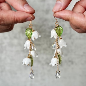 Pendientes de lirio del valle, pendientes de flores de hadas rosa blanco, pendientes delicados de flores de hadas, pendientes de novia de boda, colgante floral rosa