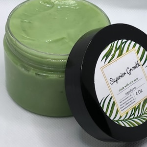 Puede incluir: Un tarro verde de crema para el crecimiento del cabello Superior Growth hecha con aloe vera. El tarro est&aacute; etiquetado con los ingredientes: Aloe Vera, aceite mineral, vaselina, aceite de coco, vitamina A, aceite de ricino negro, romero y mentol. El tarro es de 4 oz.