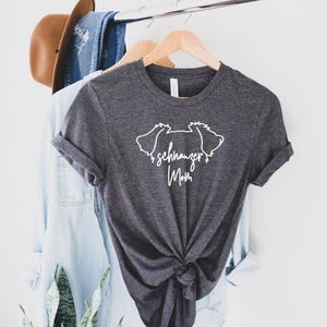 Camiseta de mamá Schnauzer: Camiseta de mamá de perro escrita a mano imagen 4