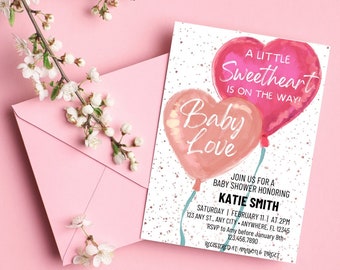 Puede incluir: Una invitación de baby shower en forma de globo de corazón rosa y rojo con fondo blanco y purpurina dorada. El texto dice "A Little Sweetheart is on the Way!" y "Baby Love". La invitación incluye detalles para la baby shower, incluyendo la fecha, hora, ubicación e información de RSVP. La invitación también incluye el texto "Registered at Amazon & Target".