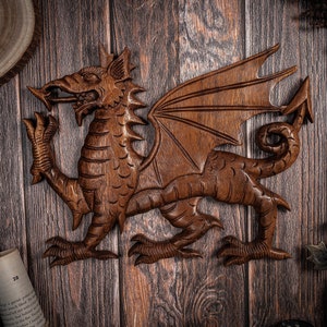 Welsh Dragon muur decor 13,5" breedte, kunst aan de muur, hangende houten kunst, draken snijwerk, houtsnijwerk, kamer decor, draken decor, cadeau voor moeder