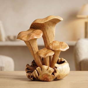 Puede incluir: Una escultura decorativa tallada en madera de color marrón claro que presenta un grupo de cuatro setas con vetas visibles y láminas texturizadas bajo los sombreros, emergiendo de una base de madera orgánica y nudosa con acabado natural.