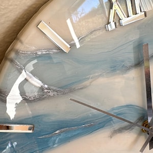 Reloj de pared de resina artística / Reloj de pared azul, blanco y plateado / Reloj para sala de estar / Reloj de oficina / Regalo para un nuevo hogar / Reloj de pared de resina epoxi imagen 10