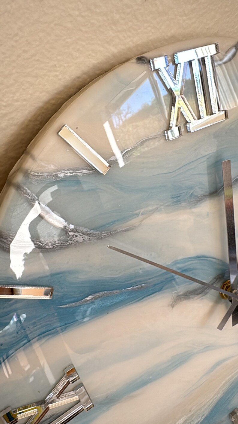 Reloj de pared de resina artística / Reloj de pared azul, blanco y plateado / Reloj para sala de estar / Reloj de oficina / Regalo para un nuevo hogar / Reloj de pared de resina epoxi imagen 10