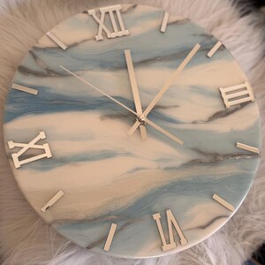 Reloj de pared de resina artística / Reloj de pared azul, blanco y plateado / Reloj para sala de estar / Reloj de oficina / Regalo para un nuevo hogar / Reloj de pared de resina epoxi imagen 16