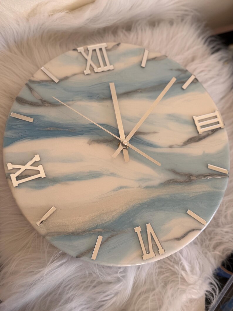 Reloj de pared de resina artística / Reloj de pared azul, blanco y plateado / Reloj para sala de estar / Reloj de oficina / Regalo para un nuevo hogar / Reloj de pared de resina epoxi imagen 16