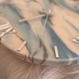 Reloj de pared de resina artística / Reloj de pared azul, blanco y plateado / Reloj para sala de estar / Reloj de oficina / Regalo para un nuevo hogar / Reloj de pared de resina epoxi imagen 7