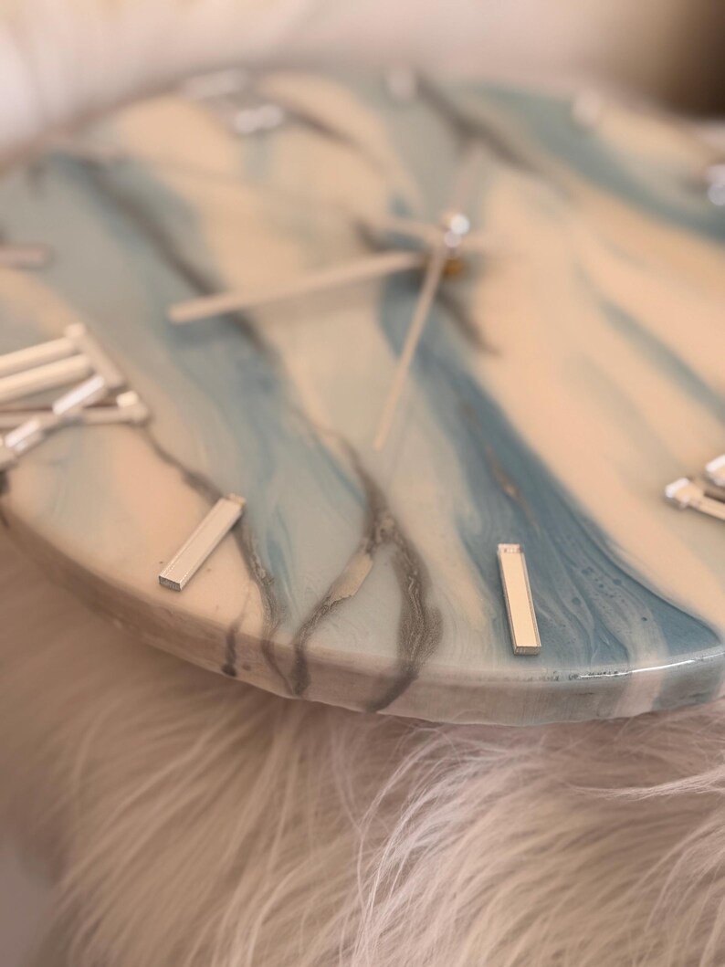 Reloj de pared de resina artística / Reloj de pared azul, blanco y plateado / Reloj para sala de estar / Reloj de oficina / Regalo para un nuevo hogar / Reloj de pared de resina epoxi imagen 7