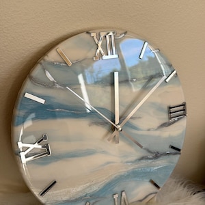 Reloj de pared de resina artística / Reloj de pared azul, blanco y plateado / Reloj para sala de estar / Reloj de oficina / Regalo para un nuevo hogar / Reloj de pared de resina epoxi imagen 12