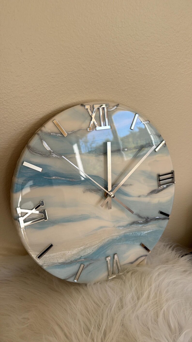 Reloj de pared de resina artística / Reloj de pared azul, blanco y plateado / Reloj para sala de estar / Reloj de oficina / Regalo para un nuevo hogar / Reloj de pared de resina epoxi imagen 12