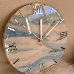 Reloj de pared de resina artística / Reloj de pared azul, blanco y plateado / Reloj para sala de estar / Reloj de oficina / Regalo para un nuevo hogar / Reloj de pared de resina epoxi imagen 6