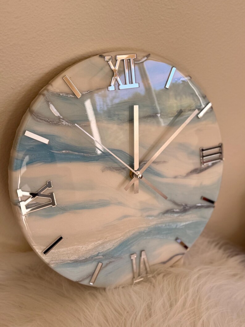Reloj de pared de resina artística / Reloj de pared azul, blanco y plateado / Reloj para sala de estar / Reloj de oficina / Regalo para un nuevo hogar / Reloj de pared de resina epoxi imagen 6