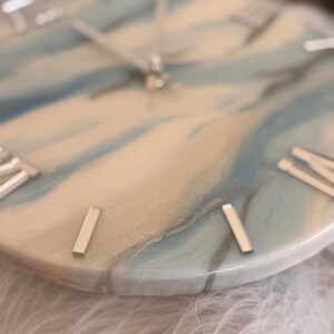 Reloj de pared de resina artística / Reloj de pared azul, blanco y plateado / Reloj para sala de estar / Reloj de oficina / Regalo para un nuevo hogar / Reloj de pared de resina epoxi imagen 9