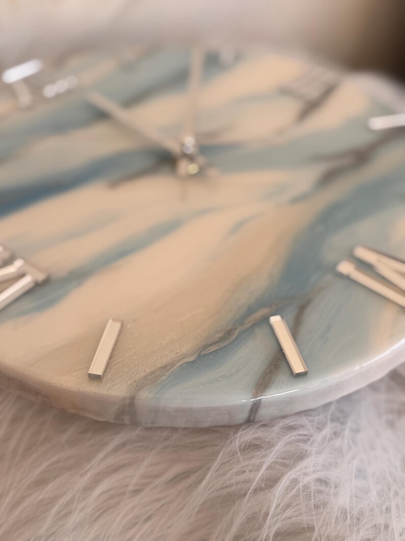 Reloj de pared de resina artística / Reloj de pared azul, blanco y plateado / Reloj para sala de estar / Reloj de oficina / Regalo para un nuevo hogar / Reloj de pared de resina epoxi imagen 9