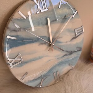 Reloj de pared de resina artística / Reloj de pared azul, blanco y plateado / Reloj para sala de estar / Reloj de oficina / Regalo para un nuevo hogar / Reloj de pared de resina epoxi imagen 2