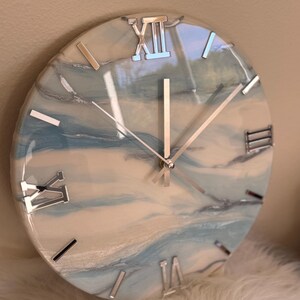 Reloj de pared de resina artística / Reloj de pared azul, blanco y plateado / Reloj para sala de estar / Reloj de oficina / Regalo para un nuevo hogar / Reloj de pared de resina epoxi imagen 14