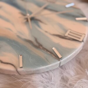 Reloj de pared de resina artística / Reloj de pared azul, blanco y plateado / Reloj para sala de estar / Reloj de oficina / Regalo para un nuevo hogar / Reloj de pared de resina epoxi imagen 17