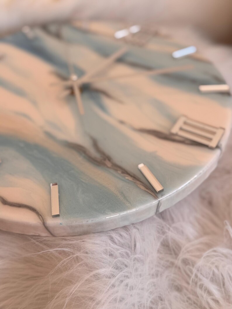 Reloj de pared de resina artística / Reloj de pared azul, blanco y plateado / Reloj para sala de estar / Reloj de oficina / Regalo para un nuevo hogar / Reloj de pared de resina epoxi imagen 17