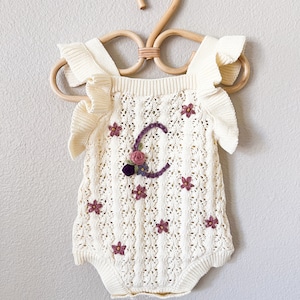 Mono de bebé de punto bordado personalizado, inicial floral, regalo para un hito