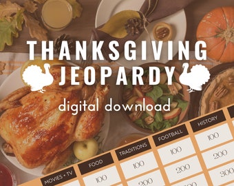 Op de afbeelding: Een Thanksgiving Jeopardy-spelbord met categorieën voor films en tv, eten, tradities, voetbal, geschiedenis en trivia. Het bord ligt op een tafel met een Thanksgiving-diner, waaronder een geroosterde kalkoen, aardappelpuree, cranberry-saus en pompoentaart.