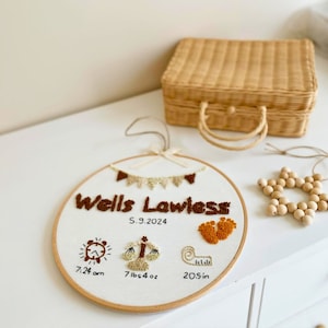 Cartello nascita personalizzato ricamato a mano, cerchio personalizzato con nome del bambino, cartello annuncio nascita, decorazione per cameretta dei bambini Punch Needle, regalo unico per neonati
