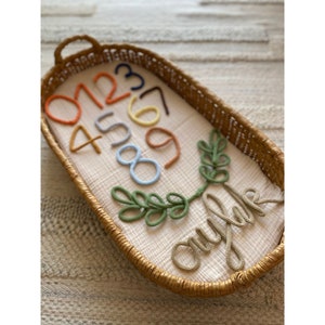 Set di numeri per pietre miliari del compleanno del bambino, decorazioni per la cameretta dei bambini lavorate a maglia a mano, grafico di crescita personalizzato per regalo per neonati, stile ricamato per bambini