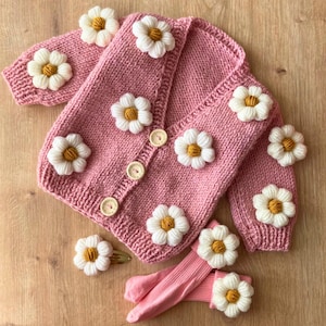 Handgebreid babyvest met bloemen, zachte peutertrui met sokken, gepersonaliseerde outfit voor babymeisje, gezellig bloemenbreiwerk cadeau