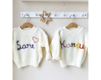 Pull avec prénom personnalisé pour bébé fille, brodé et tricoté à la main, vêtement douillet personnalisé pour bébé, cadeau unique idéal pour nouveau-né