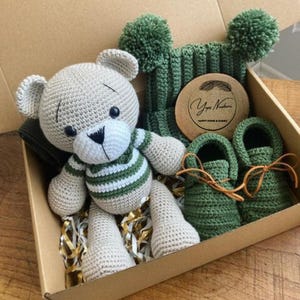 Gefüllte Teddybär-Amigurumi-Puppe mit gehäkelten Booties und Hut, perfekte Geschenkbox für Neugeborene 0-1 Jahre, personalisiertes Tierfigurenset