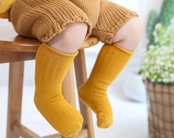 Chaussettes hautes en coton bio pour tout-petit, chaussettes hautes côtelées dans des tons terre, chaussettes colorées cadeau pour tout-petit