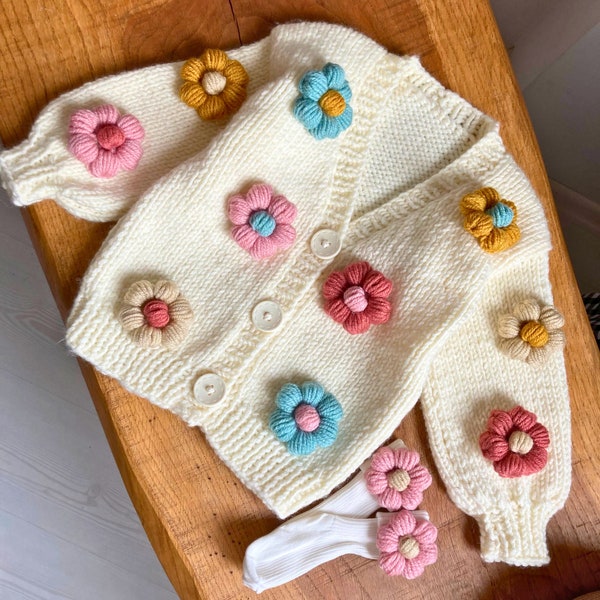 Conjunto de cárdigan y calcetines de niña floral hecho a mano, cárdigan de niña tejida a mano, traje de bebé de ganchillo, ropa linda de bebé, regalo de niña