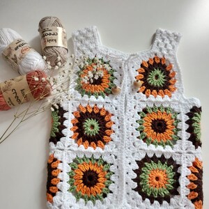 Handgefertigte Häkeljacke für Babys: Blumige Baumwollstrickjacke